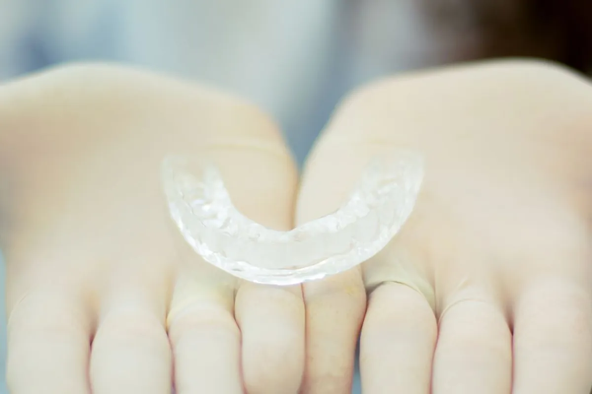 Átlátszó Invisalign sín, a kezelési csomag része